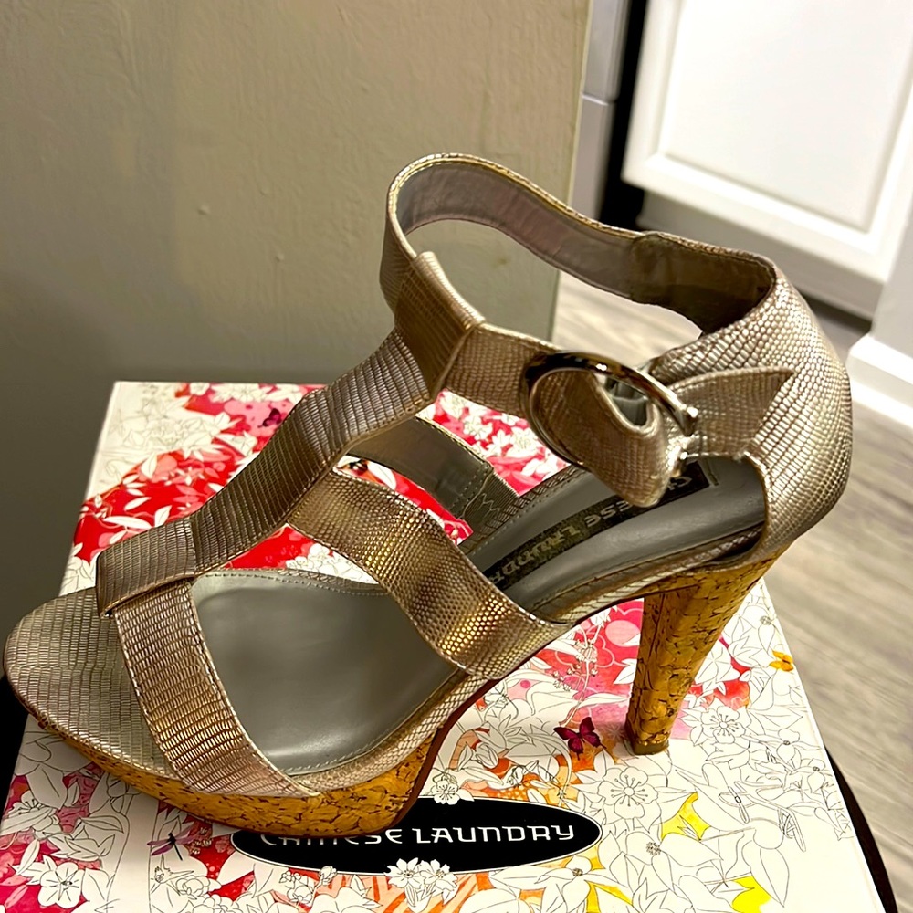 Cork and silver stilettos are a perfect combination when it come to jeans!